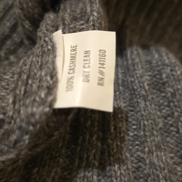 Todd & Duncan Cashmere Sweater. Color Grey. Size Medium. - Picture 6 of 9